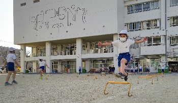 写真:小型ハードルを走り越える児童