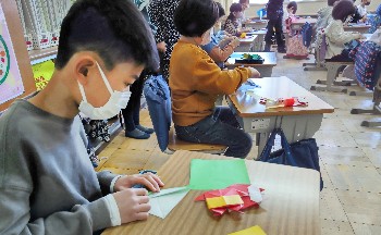 写真:折り紙を折る子どもたち