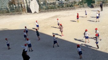 写真:校庭で体育1