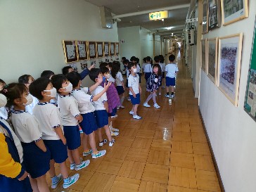 写真:校内を探検