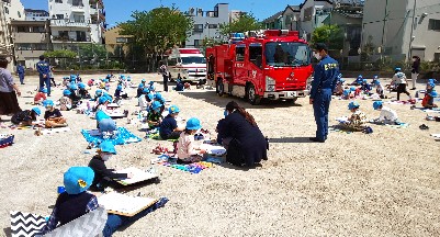 写真:消防車と救急車の写生会2