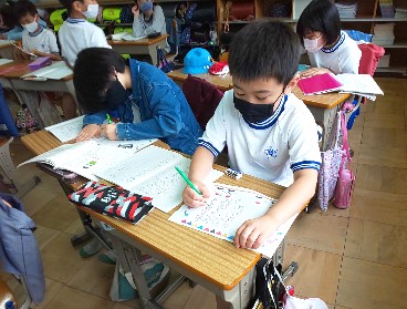 写真:手紙を書く学習