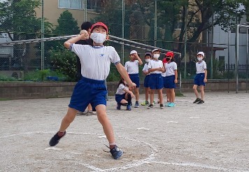 写真:ソフトボール投げ1