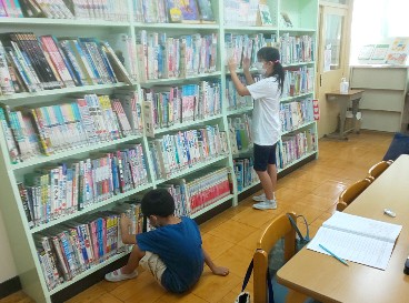 写真:図書館で本を選ぶ児童