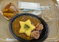 写真:カレー、唐揚げ、ポテト