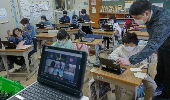 写真:タブレットを活用した学習風景