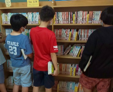 写真:本を選んでいる子どもたち