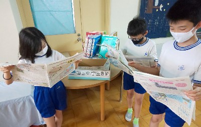 写真:新聞を読んでいる様子1