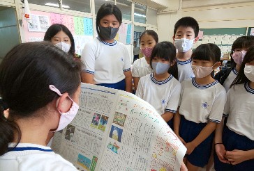 写真:新聞を読んでいる様子2