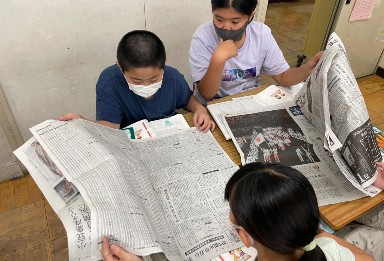 写真:新聞を読んでいる様子