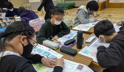 写真:グループで考える様子1(11月25日)