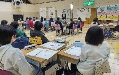 写真:グループで考える様子2(11月25日)