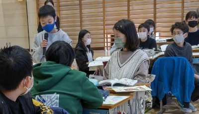 写真:グループで考える様子4(11月25日)