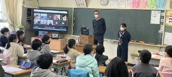 写真:新聞づくりについて学ぶ様子1