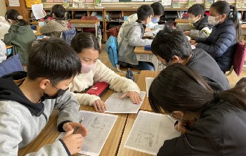 写真:新聞づくりについて学ぶ様子2