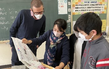 写真:新聞づくりについて学ぶ様子4