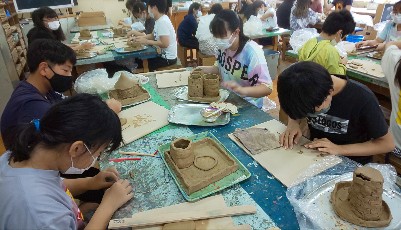 写真:テラコッタの粘土を使用しお城を制作中1