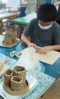 写真:テラコッタの粘土を使用しお城を制作中3
