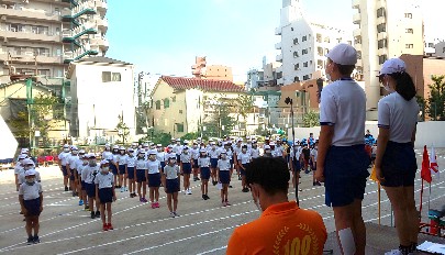 写真:児童代表／初めの言葉