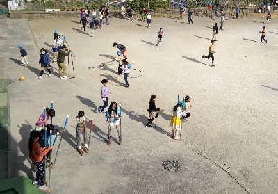 写真:校庭で遊んでいる子