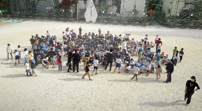 写真:校庭の中心に集合し避難した子どもたち