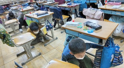 写真:机の下に隠れる様子