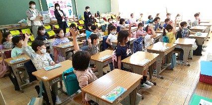 写真:新一年生の授業の様子を幼稚園・保育園の先生方が見学