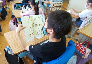写真:背筋を伸ばし授業を受ける児童