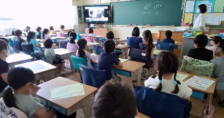 写真:ビデオを視聴する様子