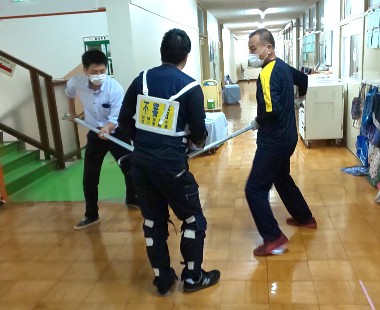 写真:サスマタ等により不審者の進路を防ぐ訓練