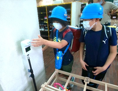 写真:非接触体温計で体温チェック
