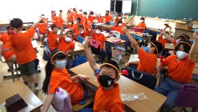 写真:オレンジのTシャツを着た子どもたち