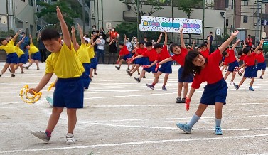 写真:タンバリンを使ったダンス1