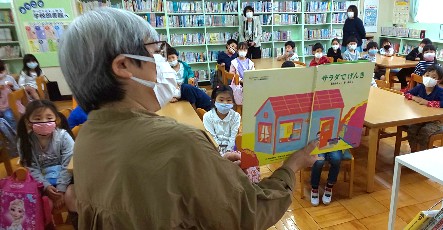 写真:読み聞かせの様子(5月13日)