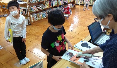 写真:返却の様子(5月13日)