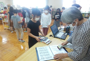 写真:貸出の様子(10月4日)