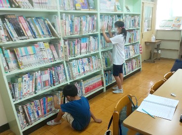 写真:本を選んでいる子どもたち