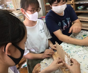 写真:縄文時代と同じ製法で漁網を編む様子4