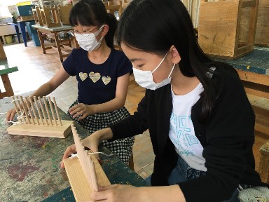 写真:縄文時代と同じ製法で漁網を編む様3