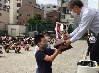 写真:トロフィー寄贈