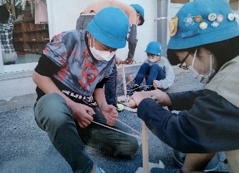 写真:火起こし体験の様子