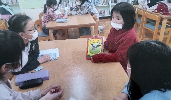 写真:図書館で活動の様子