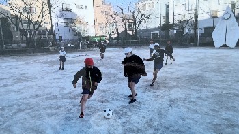 写真:サッカーをしている様子