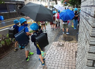 写真:下校の様子2