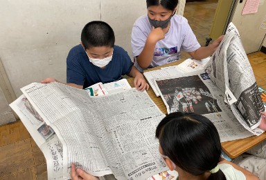 写真:新聞を読む様子1