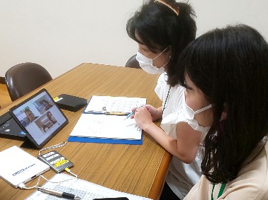 写真:オンラインで相手校の先生方と打ち合わせ1