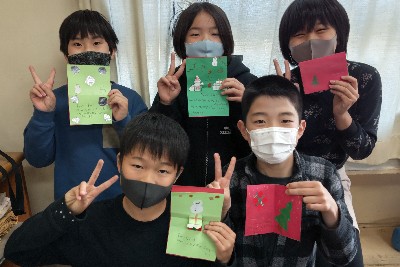 写真:クリスマスカードを手に記念撮影1