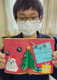 写真:クリスマスカードを手に記念撮影2