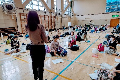 写真:体育館で荷物確認1