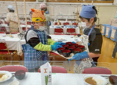 写真:配膳の様子